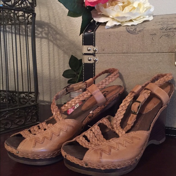 Report Tan wedges