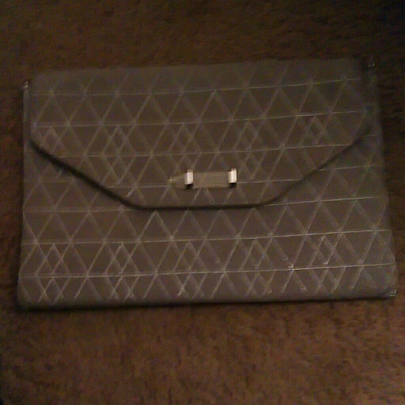 Hand carrying clutch