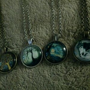 4 different patterned necklace's