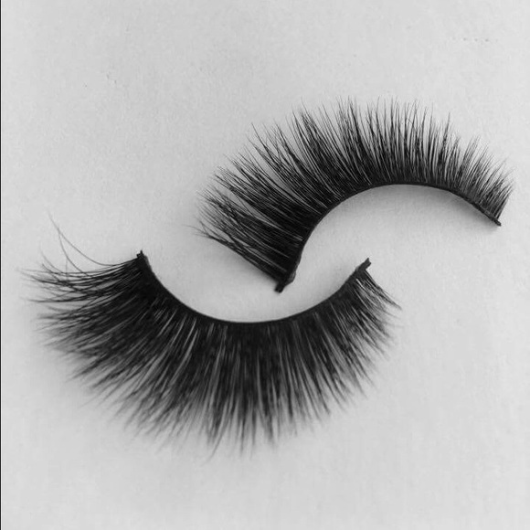 Doll'n It. 100% Mink Lashes