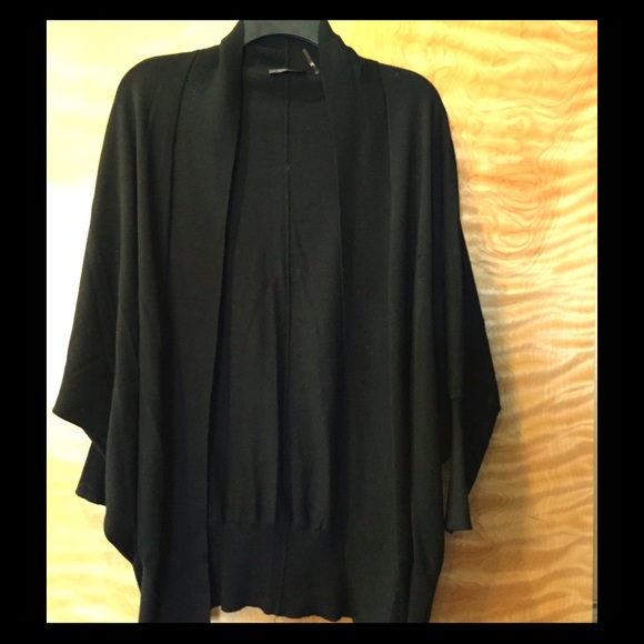 Women's cardigan with Dolman sleeves.