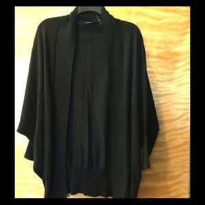 Women's cardigan with Dolman sleeves.
