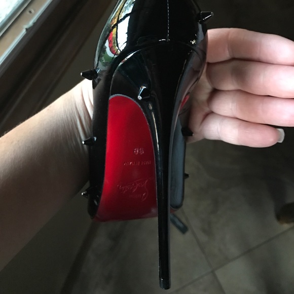 Christian Louboutin - Picture 7 of 8