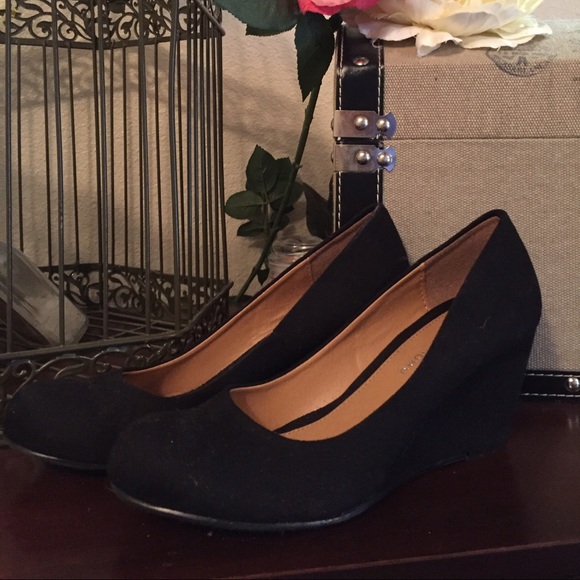 Chinese laundry suede wedges