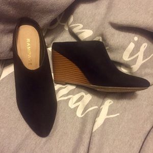 Rampage Kavi Black Suede Mules