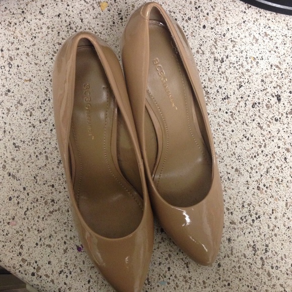 BCBG generation tan pumps