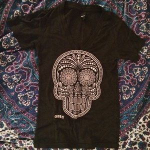 Obey sugar skull glow in the dark v-neck tee 💀