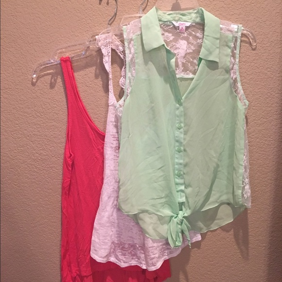 Bundle of tank tops - Picture 1 of 4