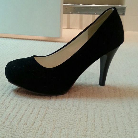 SOLD Glamorous Black Pumps - Picture 3 of 7