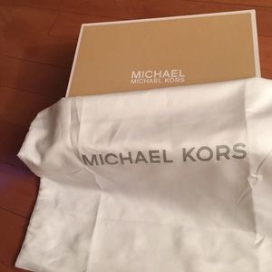 MK shoe box with dust bag