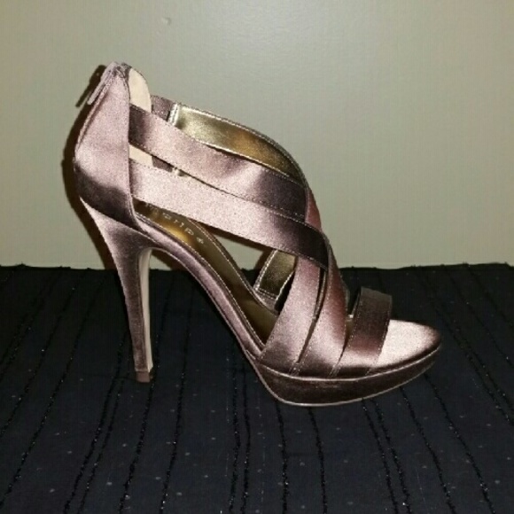 *Brand New* Classy Bronze/taupe Heel - Picture 2 of 4
