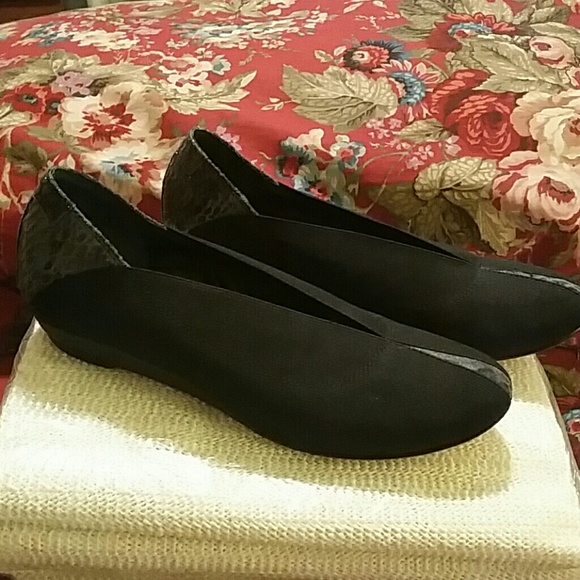 Taryn Rose Stretch Shoes
