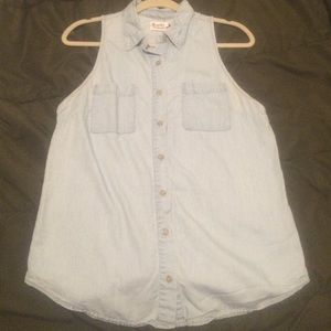 Sleeveless denim shirt