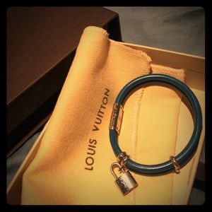 louis vuitton keep it bracelet white Louis Vuitton Jewelry | Keep It Twice Bracelet Leather | Poshmark