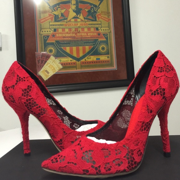 Inquire. New Dolce & Gabbana Red LaceBellucciPump