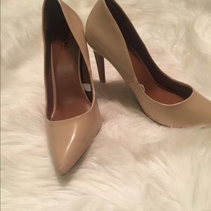 Nude Pumps