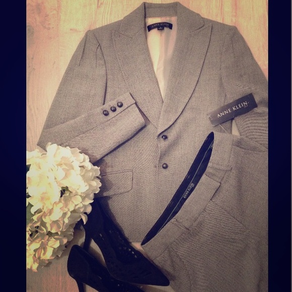Anne Klein classic suit, size 0, Grey