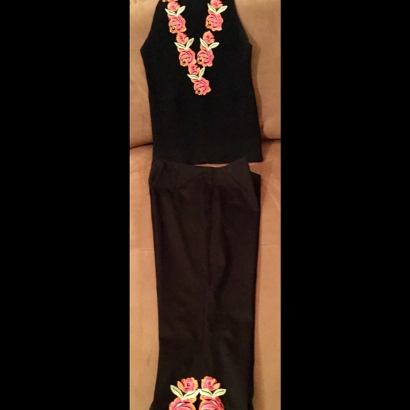 BEAUTIFUL BLACK APPLIQUED CACHE CROP PANT SET SZ M