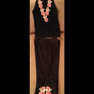 BEAUTIFUL BLACK APPLIQUED CACHE CROP PANT SET SZ M