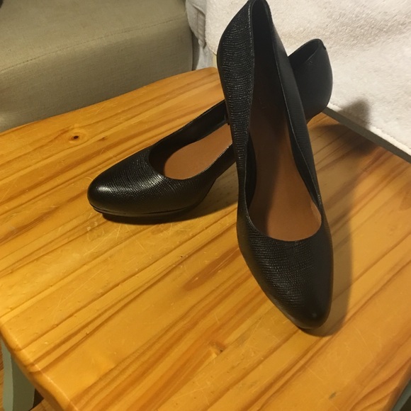 New Nine West black leather platform pumps