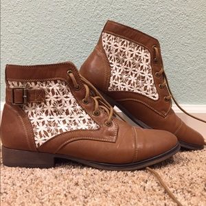Brand new short boots with lace
