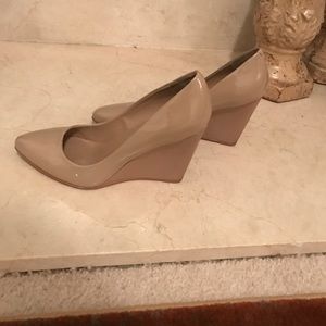 Nude patent wedges