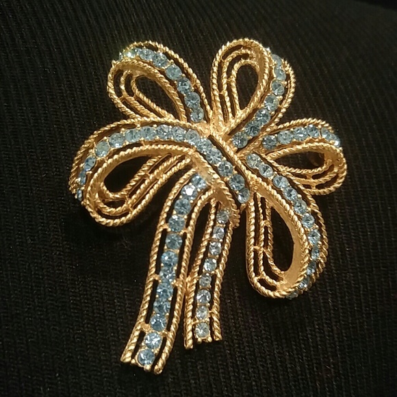 Vintage Jewelry - Vintage Trifari Signed Blue Ribbon Brooch Pin