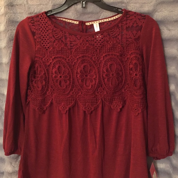 Maroon 3/4 sleeve shirt