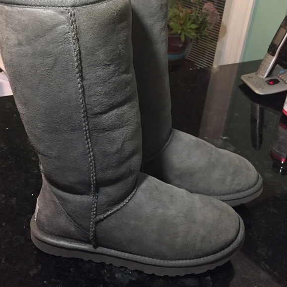 🎈🎈Sold 🎈🎈Authentic tall Uggs, hardly worn.