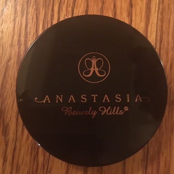 Anastasia Beverly Hills illuminator So Hollywood