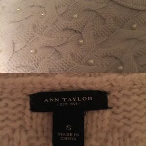 Ann Taylor Sweaters - 2/30$ PEARL EMBELLISHED SWEATER🎀 Ann Taylor Sweaters - 2/30$ PEARL EMBELLISHED SWEATER🎀