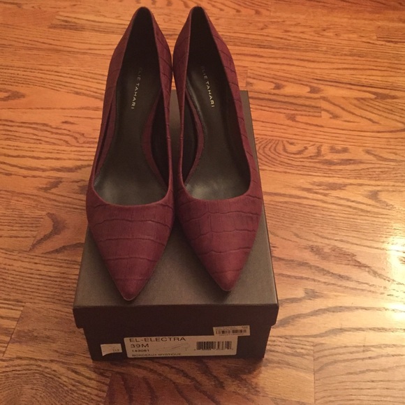 Elite tahari low heel Bordeaux pump- size 39