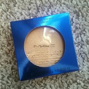 MAC Extra Dimension Skinfinish in Oh Darling