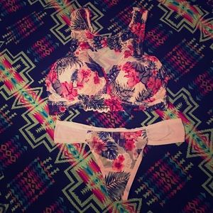 VS PINK GENTLY USED MATCHING FLORAL BRA AND PANTY