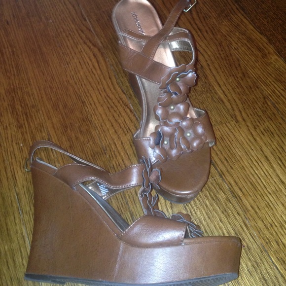 Brown wedges with floral detail