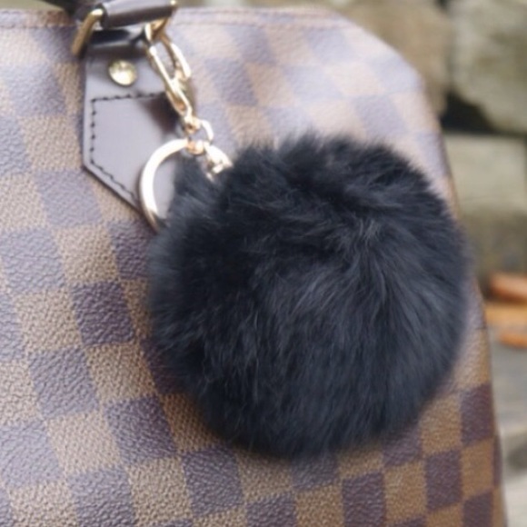 🆕•JUST IN• Black Puffball Pom Pom fur Keychain - Picture 2 of 3