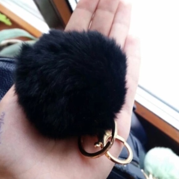🆕•JUST IN• Black Puffball Pom Pom fur Keychain - Picture 3 of 3