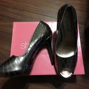 Metallic pewter gray pumps