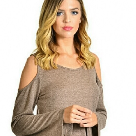 🦋NWT Sexy Cutout Shoulder Curved Hem Top🦋