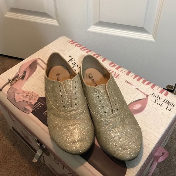 Gold shiny shoes 👠