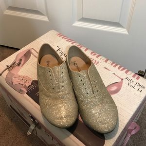 Gold shiny shoes 👠