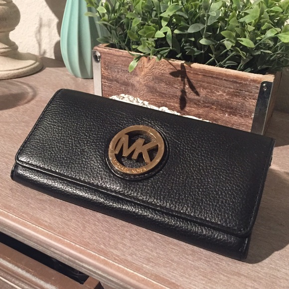 Michael Kors Handbags - Michael Kors Fulton Wallet