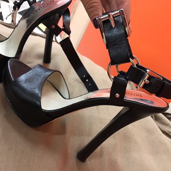 BLACK MICHAEL KORS EDGY HEELS