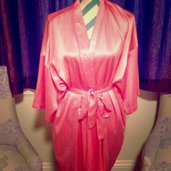 Victoria's Secret Other - Victoria's Secret lovely pink satin robe • small✨