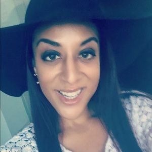 Meet your Posher, Cassandra