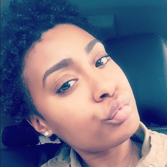 Meet your Posher, Amira