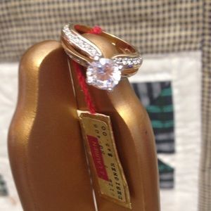 Costume jewelry ring size 7 new with tags