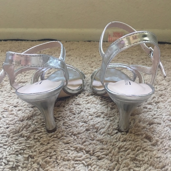 Formal dress sandals only wore once - Picture 2 of 4
