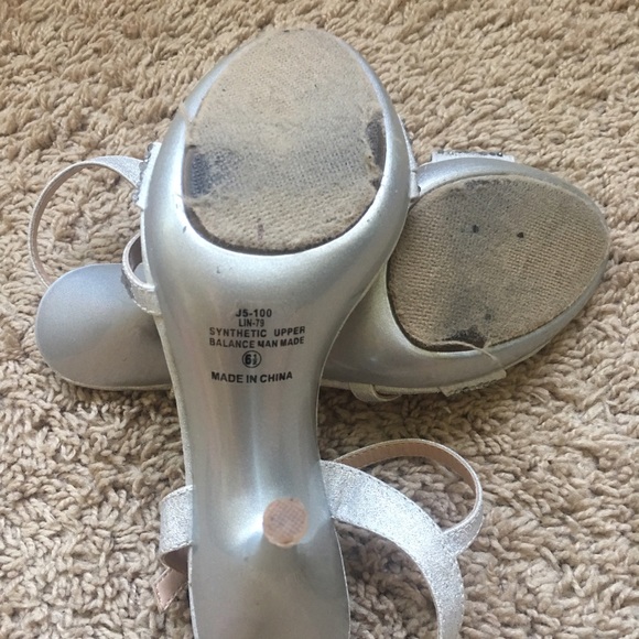 Formal dress sandals only wore once - Picture 2 of 4