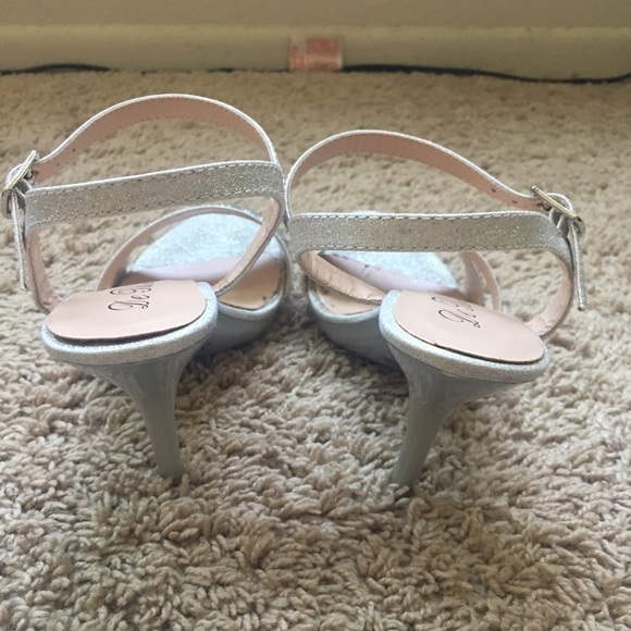 Formal dress sandals only wore once - Picture 3 of 4